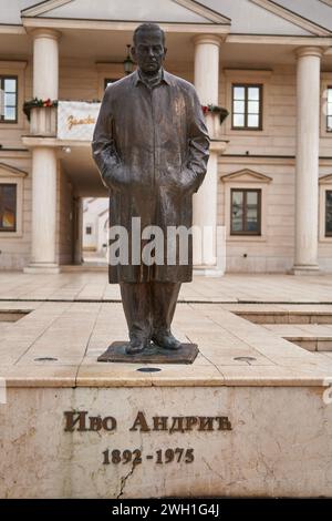 VISEGRAD, BOSNIEN UND HERZEGOWINA - 01.2024: Denkmal für Ivo Andric in Andricgrad oder Kamengrad in Visegrad, Bosnien und Herzegowina. Stockfoto