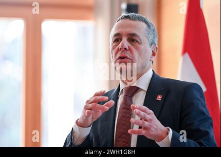 Peking, China. Februar 2024. Der Schweizer Außenminister Ignazio Cassis spricht auf einer Pressekonferenz. Die Schweiz hat China zu einem Friedensgipfel eingeladen, um den russischen Aggressionskrieg in der Ukraine zu lösen. Es sei jedoch keine sofortige Reaktion zu erwarten, sagte Außenminister Ignazio Cassis am Mittwoch in Peking. Quelle: Johannes Neudecker/dpa/Alamy Live News Stockfoto