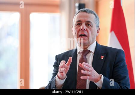 Peking, China. Februar 2024. Der Schweizer Außenminister Ignazio Cassis spricht auf einer Pressekonferenz. Die Schweiz hat China zu einem Friedensgipfel eingeladen, um den russischen Aggressionskrieg in der Ukraine zu lösen. Es sei jedoch keine sofortige Reaktion zu erwarten, sagte Außenminister Ignazio Cassis am Mittwoch in Peking. Quelle: Johannes Neudecker/dpa/Alamy Live News Stockfoto