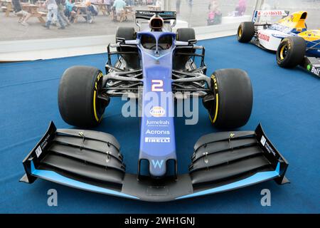Vorderansicht des 2023, Williams FW45 Formel-1-Autos, das von Alex Albon und Logan Sargeant gefahren wird, auf dem Silverstone Festival 2023 Stockfoto