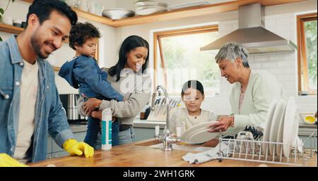 Reinigung, Familie und Mann in einer Küche mit Tuch für Tisch, Hygiene oder sauberen Wohnraum nach dem Abendessen. Waschen, Geschirr und Eltern mit Haushalt Stockfoto