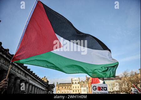 Edinburgh, Großbritannien. Januar 2024. Die Flagge von Palästina wird während der Kundgebung am Hügel fliegen gesehen. Pro-Palestine-Anhänger hielten eine Kundgebung in Edinburgh am Mound ab, wo die Menge den Rednern zuhörte und Unterstützung zeigte. Während der Kundgebung eine Liste, die auf Stoff geschrieben wurde, mit einer kleinen Liste unschuldiger Zivilisten, die im Konflikt von israelischen Streitkräften getötet wurden. Die Kundgebung wurde zu einem marsch, der am Mound begann und dann die Princes Street hinunter und dann auf den Charlotte Square ging, bevor sie aus Bute House, dem Heim des ersten schottischen Ministers Yousaf Humza, endete. Die Suppo Stockfoto