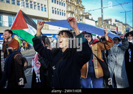 Edinburgh, Großbritannien. Januar 2024. Eine Demonstrantin wird gesehen, die die Liste der verstorbenen Zivilisten über ihrem Kopf hält, während sie DAS FREIE PALÄSTINA singt! Während der Proteste entlang der Princes Street. Pro-Palestine-Anhänger hielten eine Kundgebung in Edinburgh am Mound ab, wo die Menge den Rednern zuhörte und Unterstützung zeigte. Während der Kundgebung eine Liste, die auf Stoff geschrieben wurde, mit einer kleinen Liste unschuldiger Zivilisten, die im Konflikt von israelischen Streitkräften getötet wurden. Die Rallye wurde zu einem marsch, beginnend am Mound, über die Princes Street und dann auf den Charlotte Square, bevor sie endet Stockfoto