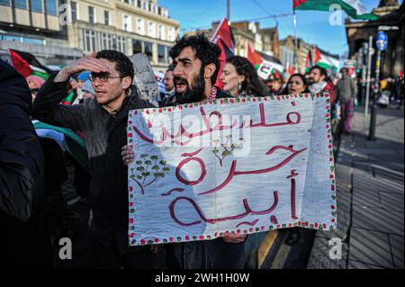 Edinburgh, Großbritannien. Januar 2024. Ein Demonstrant hält während der Demonstration ein Plakat. Pro-Palestine-Anhänger hielten eine Kundgebung in Edinburgh am Mound ab, wo die Menge den Rednern zuhörte und Unterstützung zeigte. Während der Kundgebung eine Liste, die auf Stoff geschrieben wurde, mit einer kleinen Liste unschuldiger Zivilisten, die im Konflikt von israelischen Streitkräften getötet wurden. Die Kundgebung wurde zu einem marsch, der am Mound begann und dann die Princes Street hinunter und dann auf den Charlotte Square ging, bevor sie aus Bute House, dem Heim des ersten schottischen Ministers Yousaf Humza, endete. Die Unterstützer drängten die Stockfoto