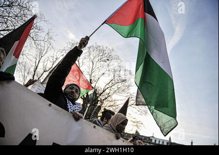 Edinburgh, Großbritannien. Januar 2024. Während des Protestes wird ein Demonstrant gesehen, der die Flagge Palästinas hochhält. Pro-Palestine-Anhänger hielten eine Kundgebung in Edinburgh am Mound ab, wo die Menge den Rednern zuhörte und Unterstützung zeigte. Während der Kundgebung eine Liste, die auf Stoff geschrieben wurde, mit einer kleinen Liste unschuldiger Zivilisten, die im Konflikt von israelischen Streitkräften getötet wurden. Die Kundgebung wurde zu einem marsch, der am Mound begann und dann die Princes Street hinunter und dann auf den Charlotte Square ging, bevor sie aus Bute House, dem Heim des ersten schottischen Ministers Yousaf Humza, endete. Die Stockfoto