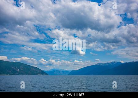 Der Blick von der Fjordstadt Balestrand, Norwegen, liegt am Sognefjord, ist eine kleine Touristenstadt. Stockfoto