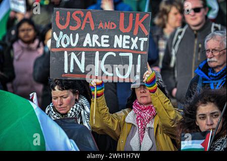 Edinburgh, Großbritannien. Januar 2024. Ein Demonstrant hält während der Demonstration ein Plakat. Pro-Palestine-Anhänger hielten eine Kundgebung in Edinburgh am Mound ab, wo die Menge den Rednern zuhörte und Unterstützung zeigte. Während der Kundgebung eine Liste, die auf Stoff geschrieben wurde, mit einer kleinen Liste unschuldiger Zivilisten, die im Konflikt von israelischen Streitkräften getötet wurden. Die Kundgebung wurde zu einem marsch, der am Mound begann und dann die Princes Street hinunter und dann auf den Charlotte Square ging, bevor sie aus Bute House, dem Heim des ersten schottischen Ministers Yousaf Humza, endete. Die Unterstützer drängten die Stockfoto