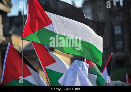 Edinburgh, Großbritannien. Januar 2024. Die Flagge Palästinas fliegt während des marsches im Wind. Pro-Palestine-Anhänger hielten eine Kundgebung in Edinburgh am Mound ab, wo die Menge den Rednern zuhörte und Unterstützung zeigte. Während der Kundgebung eine Liste, die auf Stoff geschrieben wurde, mit einer kleinen Liste unschuldiger Zivilisten, die im Konflikt von israelischen Streitkräften getötet wurden. Die Kundgebung wurde zu einem marsch, der am Mound begann und dann die Princes Street hinunter und dann auf den Charlotte Square ging, bevor sie aus Bute House, dem Heim des ersten schottischen Ministers Yousaf Humza, endete. Das Abendessen Stockfoto