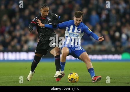 Matheus Franca aus Crystal Palace kämpft gegen Jack Hinshelwood aus Brighton & Hove Albion. - Brighton & Hove Albion V Crystal Palace, Premier League, American Express Community Stadium, Brighton, UK - 3. Februar 2024. Nur redaktionelle Verwendung – es gelten Einschränkungen für DataCo. Stockfoto