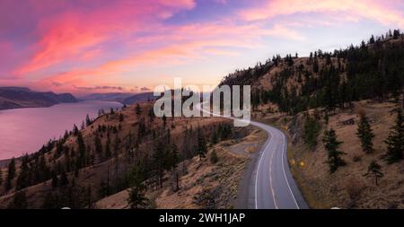 Ein Blick aus der Vogelperspektive auf eine Autobahn im Tal während des Sonnenaufgangs in Kamloops, BC, Kanada Stockfoto