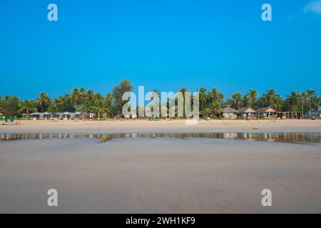 Agonda, Goa, Indien, Bungalows zwischen Palmen am Agonda Strand von South Goa, Stockfoto
