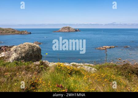 Round Island mit seinem Leuchtturm und St. Helen's, von der nahe gelegenen unbewohnten Insel Teän, Isles of Scilly, Großbritannien Stockfoto