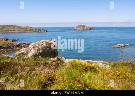 Round Island mit seinem Leuchtturm und St. Helen's, von der nahe gelegenen unbewohnten Insel Teän, Isles of Scilly, Großbritannien Stockfoto