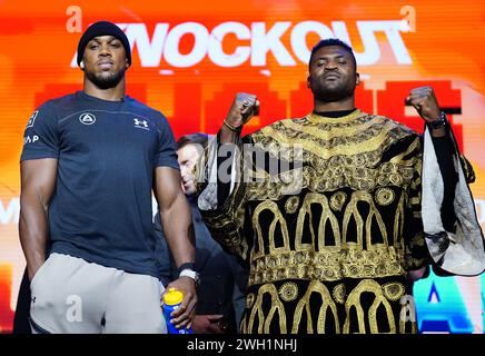 Aktenfoto vom 15.01.2024 von Anthony Joshua und Francis Ngannou. Anthony Joshua wird sich nicht einfach durch Francis Ngannou bumsen und muss versuchen, den Kampfkünstler, der zum Boxer geworden ist, zu verschleiern, bevor er einen Knockout-Schlag landet, so Eddie Hearn. Ausgabedatum: Mittwoch, 7. Februar 2024. Stockfoto