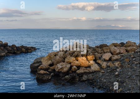 Steine in der Nähe des Strandes des Mittelmeers in Zypern im Winter 2 Stockfoto