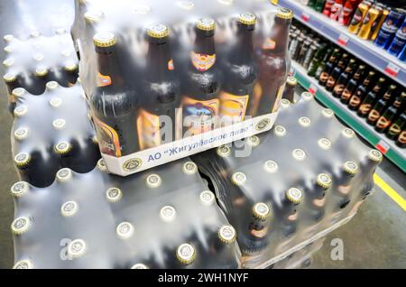 Samara, Russland - 21. April 2023: Zhigulevskoe-Bier-Vorverkauf im Supermarkt. Verschiedene alkoholische Getränke und Spirituosen. Selektiver Fokus Stockfoto