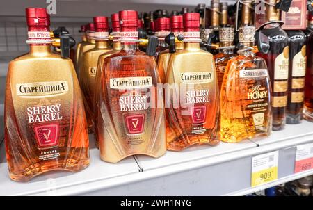 Samara, Russland - 21. April 2023: Stareishina russian hat Cognac in Flaschen in einem Supermarkt abgefüllt. Starke alkoholische Getränke in Flaschen. Selektiver Fokus Stockfoto