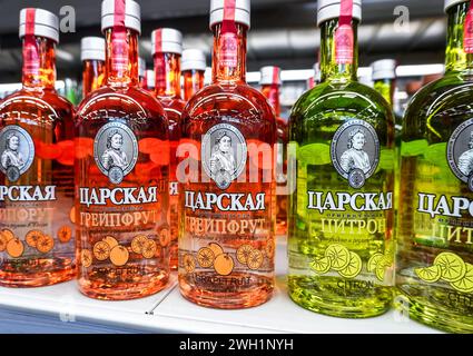 Samara, Russland - 21. April 2023: Der Wodka des russischen Zaren in Flaschen in einem Supermarkt. Starke alkoholische Getränke in Flaschen. Selektiver Fokus Stockfoto