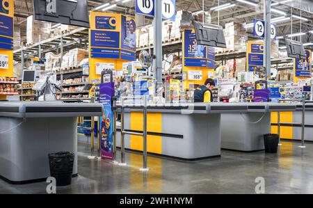 Samara, Russland - 14. Mai 2023: Kassenschalter im Lenta Superstore Stockfoto