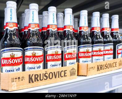 Samara, Russland - 21. April 2023: Das tschechische Bier Krusovice wird in einer Handelskette verkauft. Starke alkoholische Getränke in Flaschen. Selektiver Fokus Stockfoto