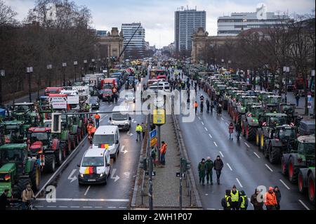 15.01.2024, Berlin, Deutschland, Europa - Landwirte und Arbeitnehmer der Verkehrsbranche protestieren mit Traktoren gegen Haushaltskürzungen in der Landwirtschaft. Stockfoto