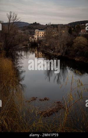 Der Fluss Ter passiert Sant Quirze de Besora, Provinz Barcelona im Norden Kataloniens. Der Ter ist ein katalanischer Fluss, der in den Pyrenäen entspringt und in das Mittelmeer mündet. Die Dürre, unter der Katalonien seit 2021 leidet, hat dazu geführt, dass die Flussrate und die ökologische Qualität der Flüsse zurückgegangen sind, was sich negativ auf die biologische Vielfalt des Gebiets auswirkt. zwar bleiben die Einleitungen aus Kläranlagen und Industriezweigen in den Fluss gleich, doch die Schadstoffe können nicht in Wasser verdünnt werden und bleiben stärker c Stockfoto