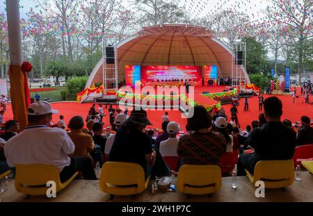 Bokeo, Laos. Januar 2024. Zhao Wei, Gründer der in Hongkong registrierten Kings Romans Group, spricht während des Kapok Flower Festival, dem jährlichen Festival, dessen Art darauf abzielte, den Tourismus im Kings Romans Casino Komplex in der Golden Triangle Special Economic Zone (GTSEZ) zu fördern. Zhao Wei ist ein chinesischer Geschäftsmann, dem der Kasinokomplex der Kings Romans gehört. Wurde von der Regierung von Laos eingeladen, in die Provinz Bokeo zu investieren. 2007 verhandelte und schloss ein 99-jähriges Pachtverhältnis, um die Goldene Dreieck-Sonderwirtschaftszone zu errichten und zu betreiben. Quelle: SOPA Images Limited/Alamy Live News Stockfoto