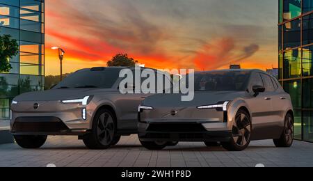 Volvo EX30 und Volvo EX90 zusammen vor dem Hintergrund eines modernen Bürogebäudes Stockfoto