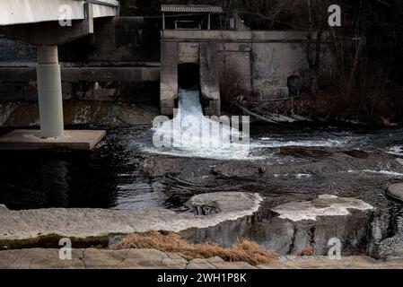 Das halbtrockene Flussbett des Flusses Ter am Montesquiu in der Provinz Barcelona im Norden Kataloniens vorbei. Der Ter ist ein katalanischer Fluss, der in den Pyrenäen entspringt und in das Mittelmeer mündet. Die Dürre, unter der Katalonien seit 2021 leidet, hat dazu geführt, dass die Flussrate und die ökologische Qualität der Flüsse zurückgegangen sind, was sich negativ auf die biologische Vielfalt des Gebiets auswirkt. zwar bleiben die Ableitungen von Kläranlagen und Industriezweigen in den Fluss gleich, aber die Schadstoffe können nicht in Wasser und verdünnt werden Stockfoto