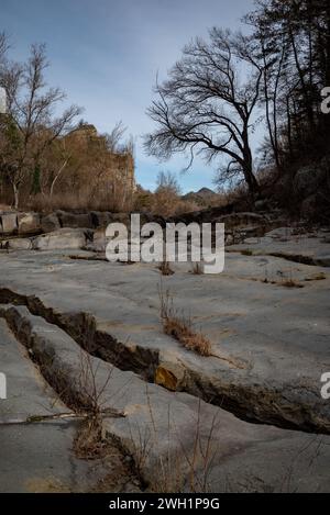 Das trockene Flussbett des Flusses Ter, das Montesquiu in der Provinz Barcelona im Norden Kataloniens passiert. Der Ter ist ein katalanischer Fluss, der in den Pyrenäen entspringt und in das Mittelmeer mündet. Die Dürre, unter der Katalonien seit 2021 leidet, hat dazu geführt, dass die Flussrate und die ökologische Qualität der Flüsse zurückgegangen sind, was sich negativ auf die biologische Vielfalt des Gebiets auswirkt. zwar bleiben die Einleitungen aus Kläranlagen und Industriezweigen in den Fluss gleich, doch die Schadstoffe können nicht in Wasser und rema verdünnt werden Stockfoto