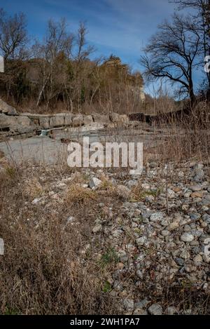 Das halbtrockene Flussbett des Flusses Ter am Montesquiu in der Provinz Barcelona im Norden Kataloniens vorbei. Der Ter ist ein katalanischer Fluss, der in den Pyrenäen entspringt und in das Mittelmeer mündet. Die Dürre, unter der Katalonien seit 2021 leidet, hat dazu geführt, dass die Flussrate und die ökologische Qualität der Flüsse zurückgegangen sind, was sich negativ auf die biologische Vielfalt des Gebiets auswirkt. zwar bleiben die Ableitungen von Kläranlagen und Industriezweigen in den Fluss gleich, aber die Schadstoffe können nicht in Wasser und verdünnt werden Stockfoto