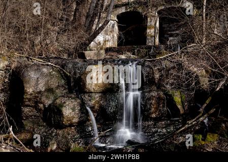 Das niedrige Wasser eines wohlhabenden Flusses erreicht den Fluss Ter, der an Montesquiu in der Provinz Barcelona im Norden Kataloniens vorbeifließt. Der Ter ist ein katalanischer Fluss, der in den Pyrenäen entspringt und in das Mittelmeer mündet. Die Dürre, unter der Katalonien seit 2021 leidet, hat dazu geführt, dass die Flussrate und die ökologische Qualität der Flüsse zurückgegangen sind, was sich negativ auf die biologische Vielfalt des Gebiets auswirkt. zwar bleiben die Ableitungen von Kläranlagen und Industriezweigen in den Fluss gleich, aber die Schadstoffe können nicht verdünnt werden i Stockfoto