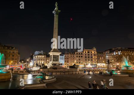 London. UK- 02.04.2024. Ein nächtlicher allgemeiner Blick auf den Trafalgar Square mit Nelsons Säule und den Wasserfontänen. Stockfoto