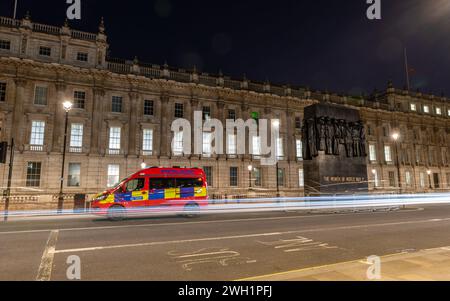 London. UK- 02.04.2024. Eine nächtliche Langzeitbelichtung von Regierungsbüros in Whitehall. Stockfoto