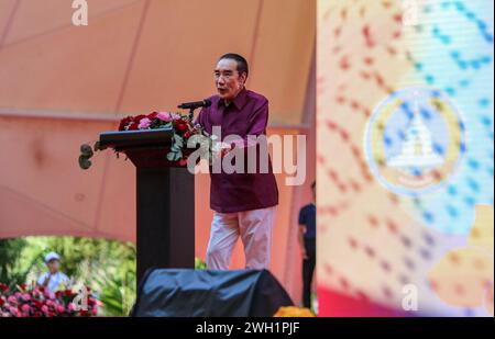 Bokeo, Laos. Januar 2024. Zhao Wei, Gründer der in Hongkong registrierten Kings Romans Group, spricht während des Kapok Flower Festival, dem jährlichen Festival, dessen Art darauf abzielte, den Tourismus im Kings Romans Casino Komplex in der Golden Triangle Special Economic Zone (GTSEZ) zu fördern. Zhao Wei ist ein chinesischer Geschäftsmann, dem der Kasinokomplex der Kings Romans gehört. Wurde von der Regierung von Laos eingeladen, in die Provinz Bokeo zu investieren. 2007 verhandelte und schloss ein 99-jähriges Pachtverhältnis, um die Goldene Dreieck-Sonderwirtschaftszone zu errichten und zu betreiben. (Credit Image: © Pongmanat Tasiri/SOPA Images via ZUM Stockfoto