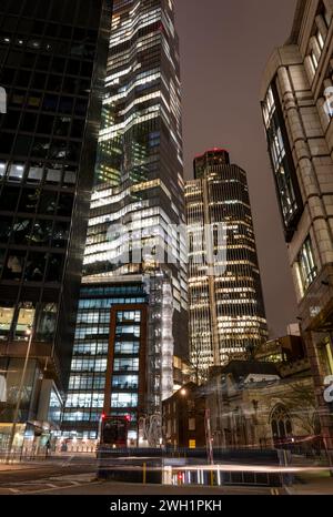 London. UK-02.02.2024. Ein nächtlicher Blick auf den Tower 42 in der City of London zwischen anderen Wolkenkratzern. Stockfoto