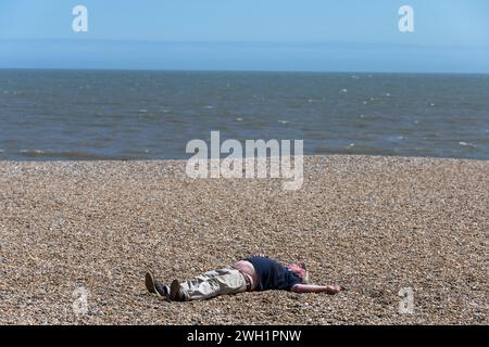 Älterer Mann schläft während einer Hitzewelle Stockfoto