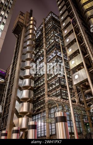 London. UK-02.02.2024. Nächtliche Nahaufnahme des Lloyd's of London Gebäudes in der City of London. Stockfoto