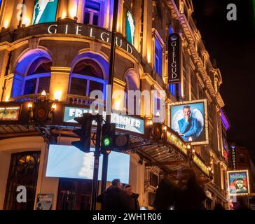 London. UK- 02.04.2024. Das Namensschild und die Fassade des Gielgud Theatre auf der Shaftesbury Avenue bei Nacht. Stockfoto