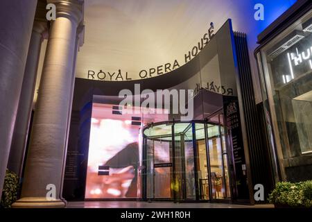 London. UK- 02.04.2024. Das Namensschild und der Eingang zum Royal Opera House in Covent Garden. Stockfoto