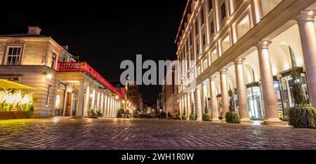 London. UK- 02.04.2024. Nächtliche Außenfassade des Royal Opera House und Covent Garden. Stockfoto