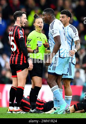 Schiedsrichter Rebecca Welch steht zwischen Adam Smith aus dem AFC Bournemouth und Taiwo Awoniyi aus Nottingham Forest als Morgan Gibbs-White aus Nottingham Forest Looks On - AFC Bournemouth / Nottingham Forest, Premier League, Vitality Stadium, Bournemouth, UK - 4. Februar 2024 nur redaktionelle Verwendung - DataCo-Beschränkungen gelten Stockfoto