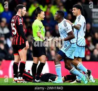 Schiedsrichter Rebecca Welch steht zwischen Adam Smith aus dem AFC Bournemouth und Taiwo Awoniyi aus Nottingham Forest als Morgan Gibbs-White aus Nottingham Forest Looks On - AFC Bournemouth / Nottingham Forest, Premier League, Vitality Stadium, Bournemouth, UK - 4. Februar 2024 nur redaktionelle Verwendung - DataCo-Beschränkungen gelten Stockfoto