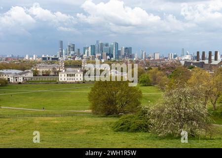 Blick vom Greenwich Park Hill auf das Greenwich Maritime Museum und die London Docklands in der Ferne Stockfoto