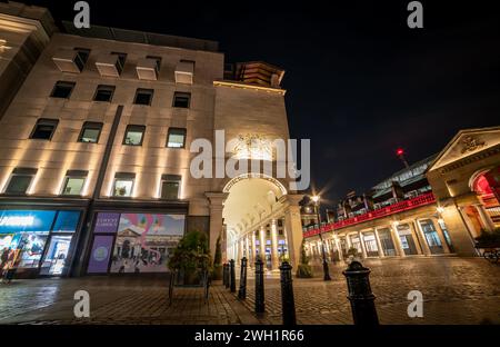 London. UK- 02.04.2024. Nächtliche Außenfassade des Royal Opera House und Covent Garden. Stockfoto