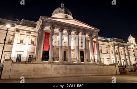 London. UK- 02.04.2024. Außenansicht der National Gallery bei Nacht mit Blick auf die Gebäudefassade. Stockfoto