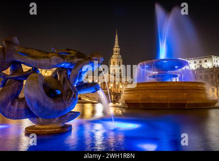 London. UK- 02.04.2024. Eine Langzeitbelichtung bei Nacht auf die Wasserfontänen am Trafalgar Square. Stockfoto