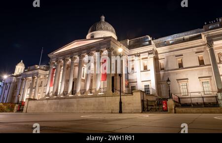 London. UK- 02.04.2024. Außenansicht der National Gallery bei Nacht mit Blick auf die Gebäudefassade. Stockfoto