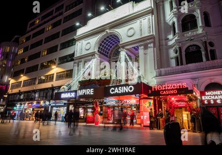 London. UK- 02.04.2024. Ein nächtlicher Blick auf den Leicester Square mit Blick auf die vielen Geschäfte, die Besucher und Touristen versorgen. Stockfoto