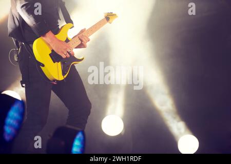 Gitarre, Bühne und Mann beim Musikfestival, Konzert oder Live-Event in Amsterdam. Musiker, Künstler und elektrisches Instrument mit Lichtern und Spielen für Stockfoto